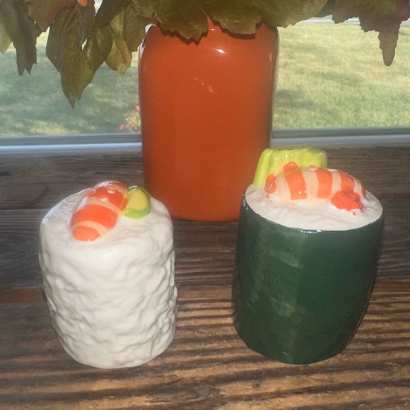 Sushi Roll Salt & Pepper Shakers - Picture 2 of 4